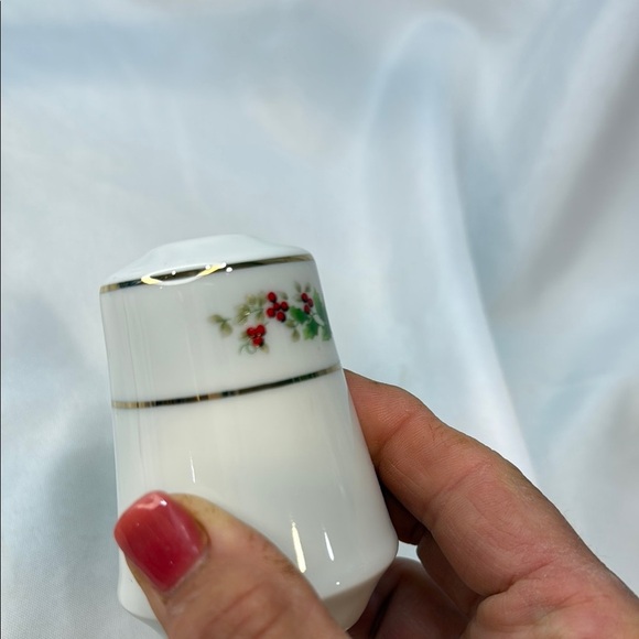Vintage Lefton, Holly Berry Garden Salt and Pepper Shakers, White with Gold Trim - Picture 6 of 7